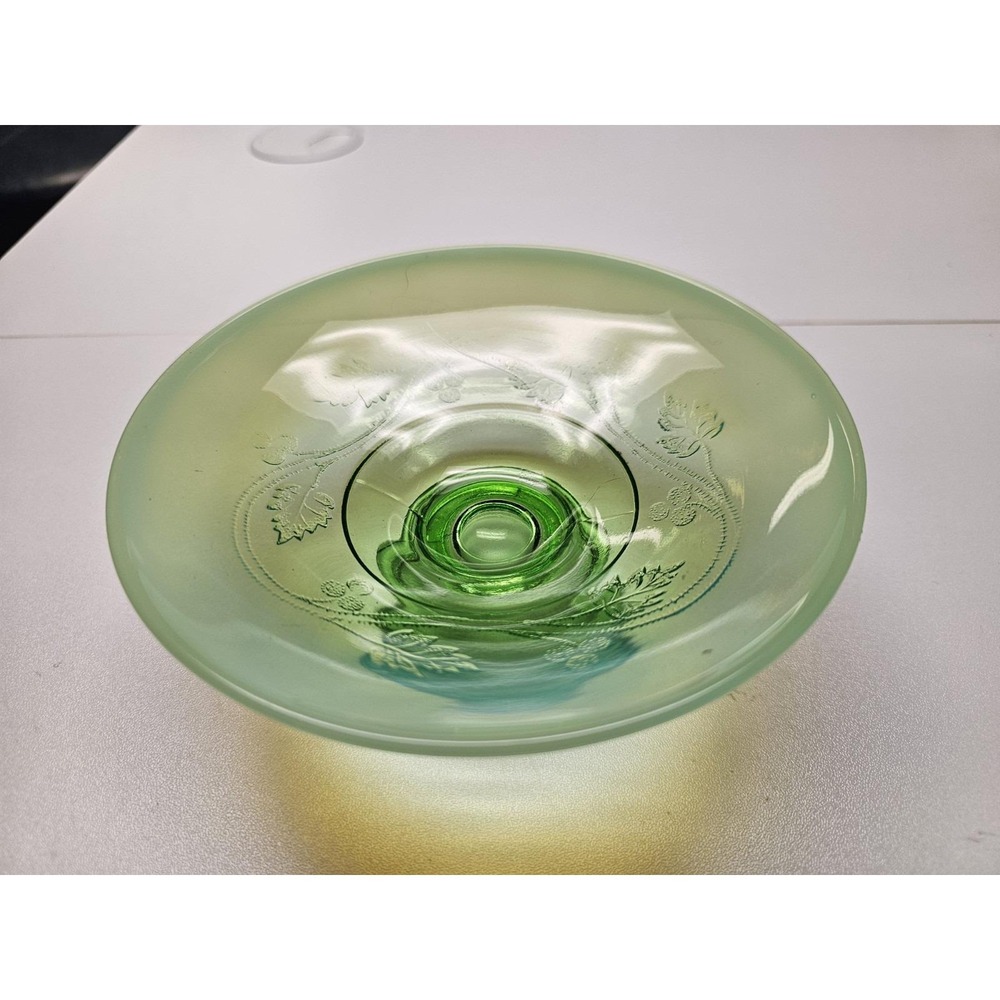 Vintage Green Irridescent Footed Bowl Leaf Berry‎ Design Green Glass - Picture 10 of 10